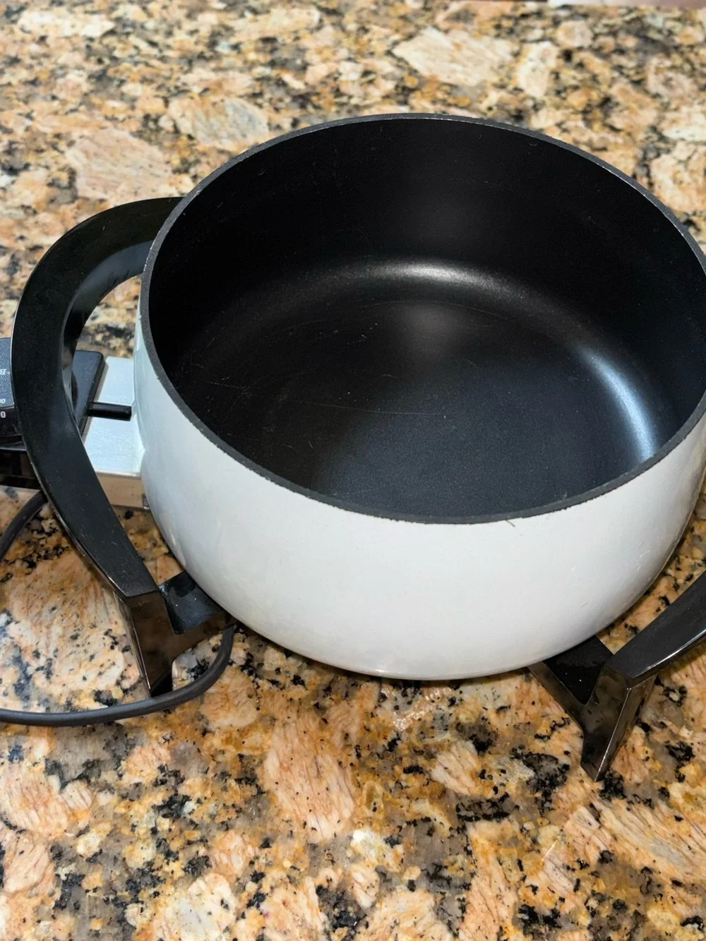 West Bend Fondue Pot w Teflon Lining for Easy Cleanup 2 Qt